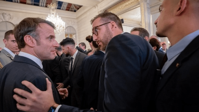 [ZOOM] -  Paul MALBERT (IFAG Toulouse 2012) à l'Élysée avec sa borne de recharge électrique, éco-conçue en France et unique au monde !